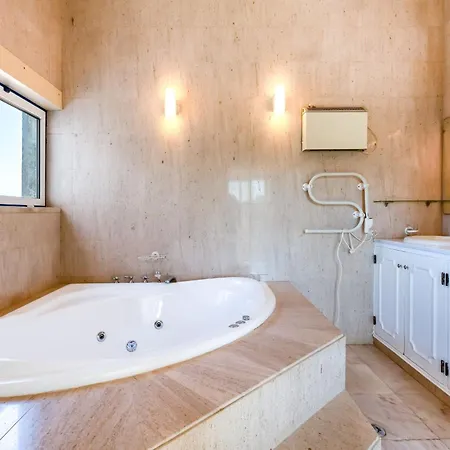 Typical 5bdr House With Pool & Bbq By Lovelystay * Luz